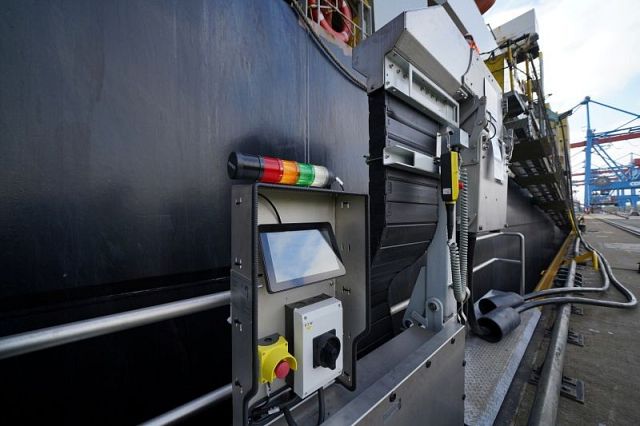 an igus Mobile Shore Power Outlet (iMSPO) being used to provide shore power to a ship at bertht